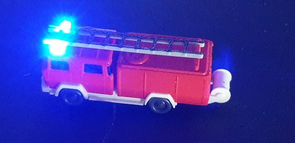 blinkende Feuerwehr Einsatzfahrzeug mit Leiter  Spur N 1:160