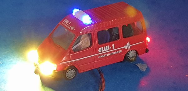 blinkend , beleuchtet Feuerwehr Transporter
