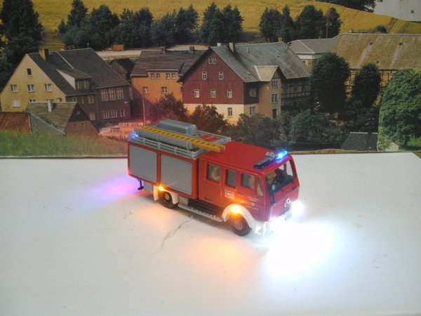 blinkend , beleuchtet Feuerwehr Gerätewagen B 7