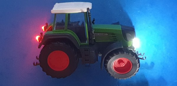 Traktor mit LED beleuchtet
