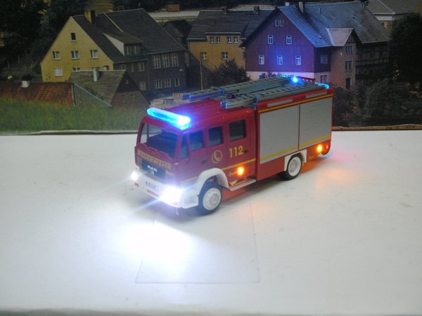 blinkend , beleuchtet Feuerwehr Gerätewagen L4+7