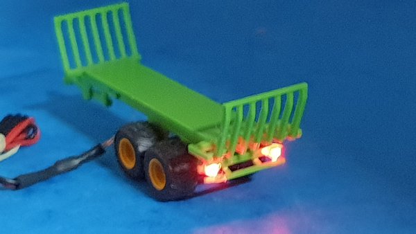 Traktoranhänger Spur N 1:160 mit LED beleuchtet Hecklicht
